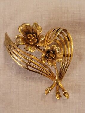 Vintage Lisner Gold Toned Flower Brooch